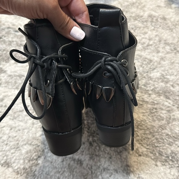 Bumper boot heels | SIZE 8 - Picture 2 of 6